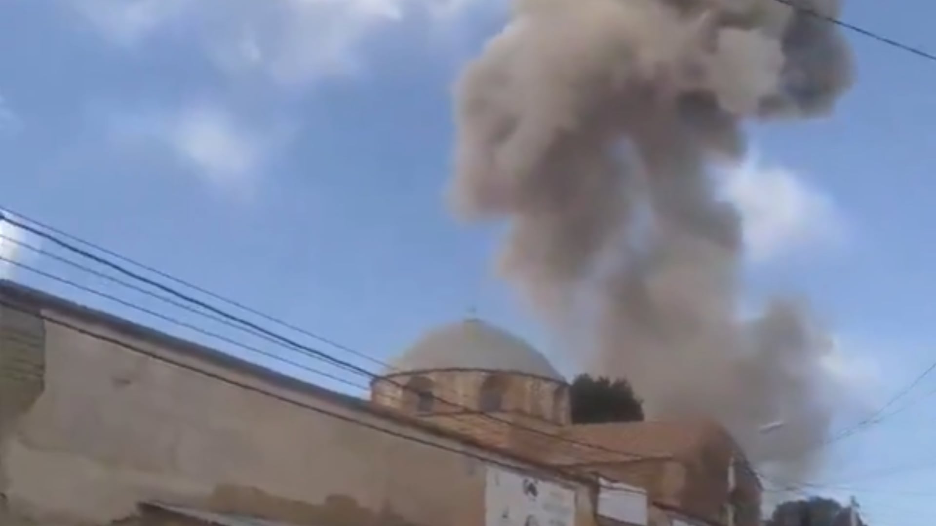 Una explosión de material pirotécnico dentro un cuartel militar en Bolivia dejó dos muertos, siete desaparecidos y 52 heridos (Captura de video)