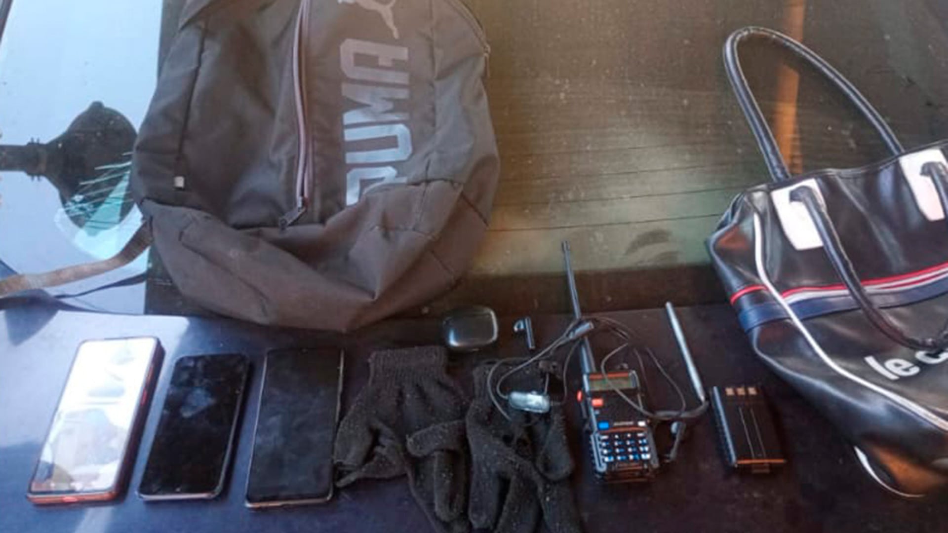 Los elementos secuestrados: un equipo de comunicación de frecuencia de señal, tres teléfonos celulares, una mochila y una cartera