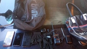 Los elementos secuestrados: un equipo de comunicación de frecuencia de señal, tres teléfonos celulares, una mochila y una cartera