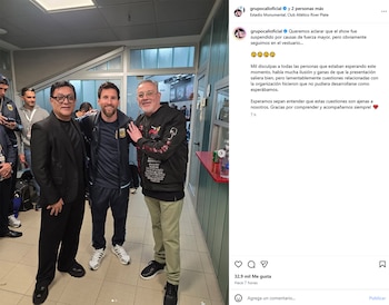 Captura de pantalla de una publicación de Instagram donde Lionel Messi posa entre dos hombres en un pasillo interior