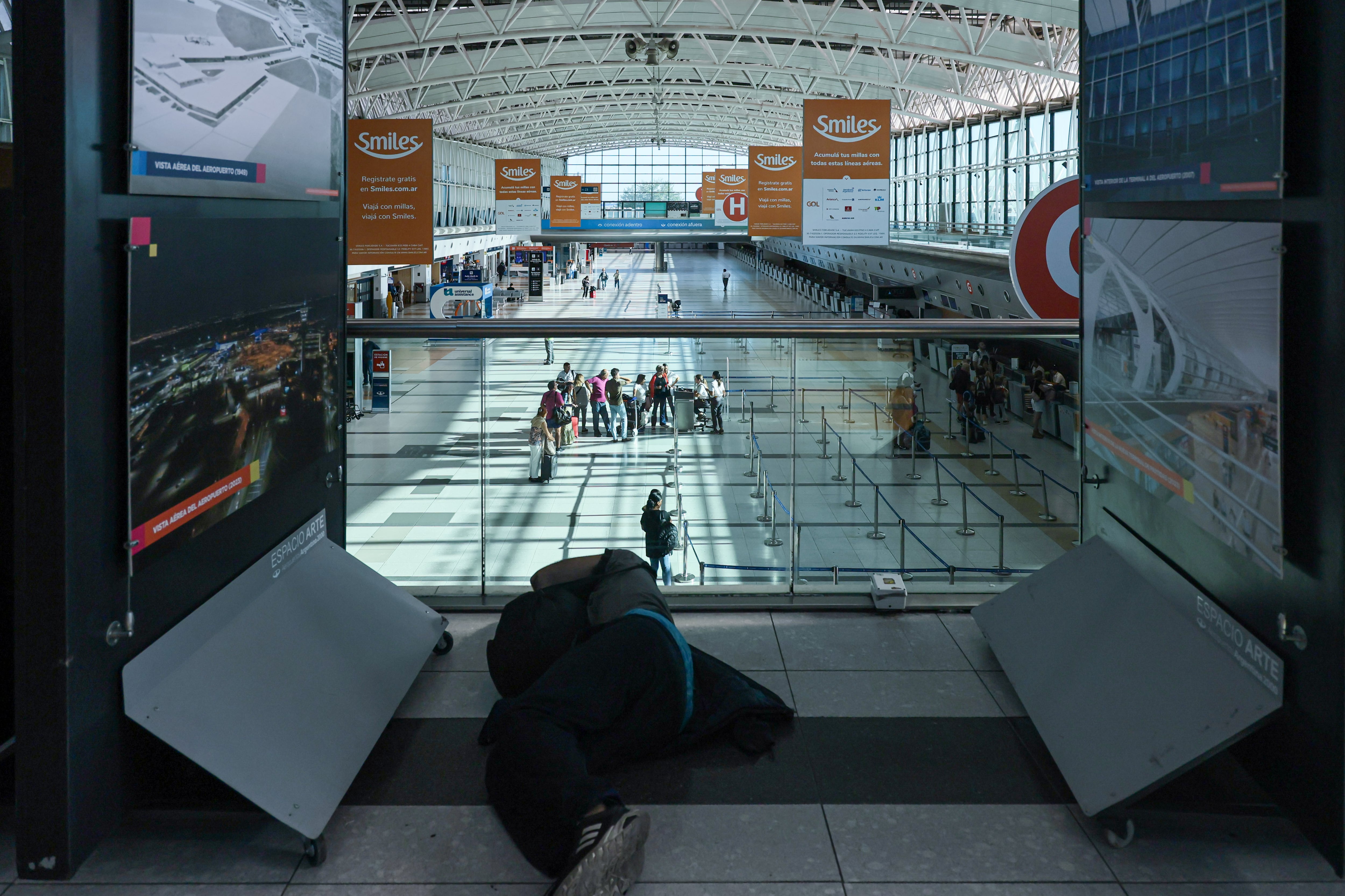 El tribunal determinó que la cancelación del vuelo por la huelga general en Argentina constituye causa de fuerza mayor, eximiendo a la empresa de indemnizar por daños. (Foto de archivo: EFE/ Luciano González)