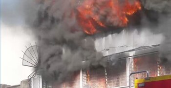 Incendio en depósito de juguetes