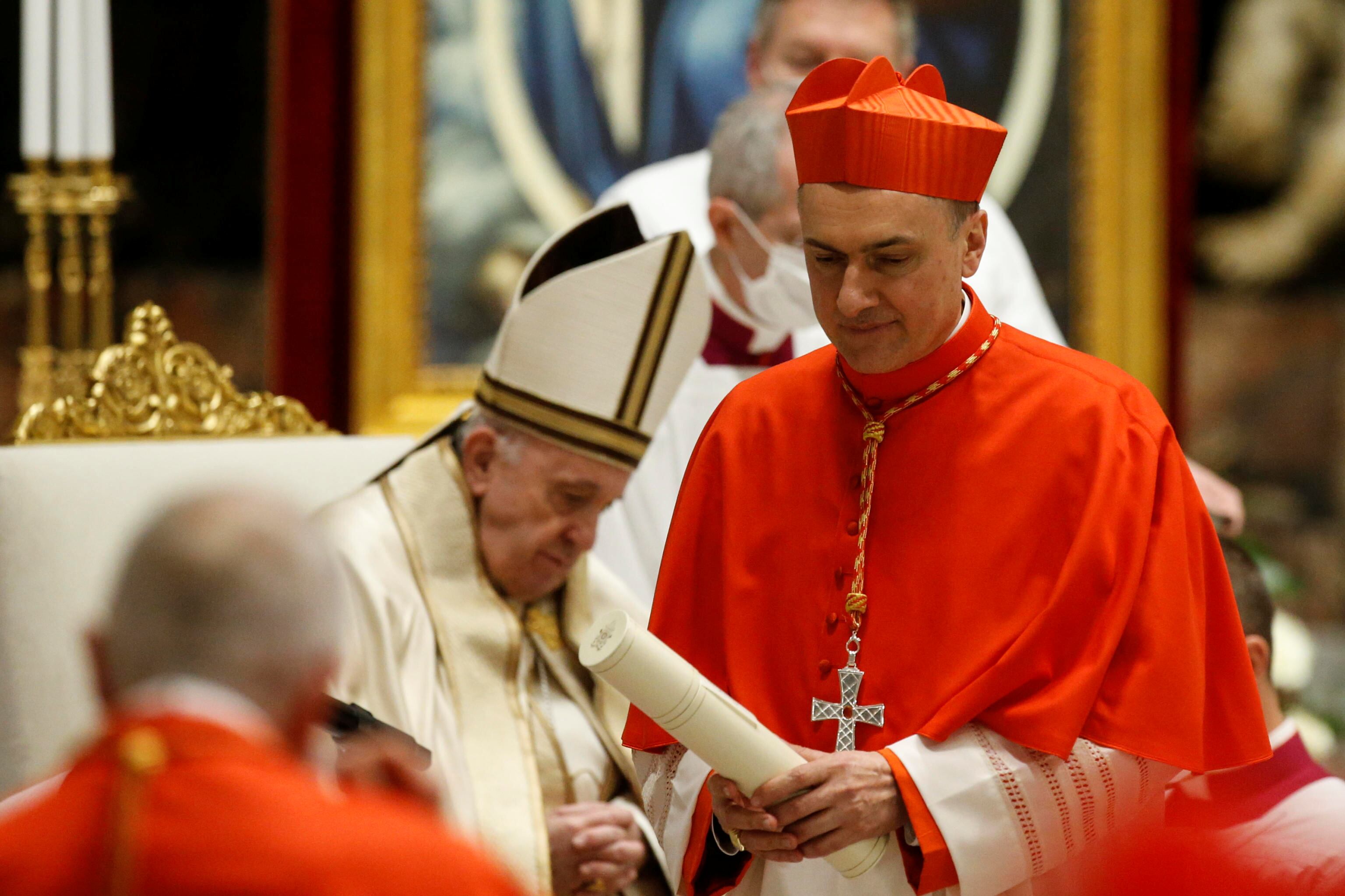 Mauro Gambetti, de Italia, recibe su birreta al ser nombrado cardenal por el papa Francisco, durante una ceremonia de consistorio en la Basílica de San Pedro del Vaticano, el 28 de noviembre de 2020. (Fabio Frustaci/Pool vía REUTERS)