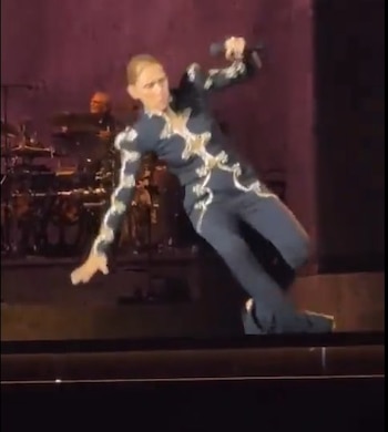 Celine Dion resbaló mientras cantaba. (Captura de video)
