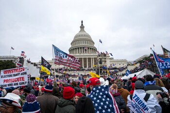 ARCHIVO – Manifestantes leales al presidente Donald Trump marchan en el Capitolio de Estados Unidos en Washington, el 6 de enero de 2021 - crédito Jose Luis Magana / Ap Fotos