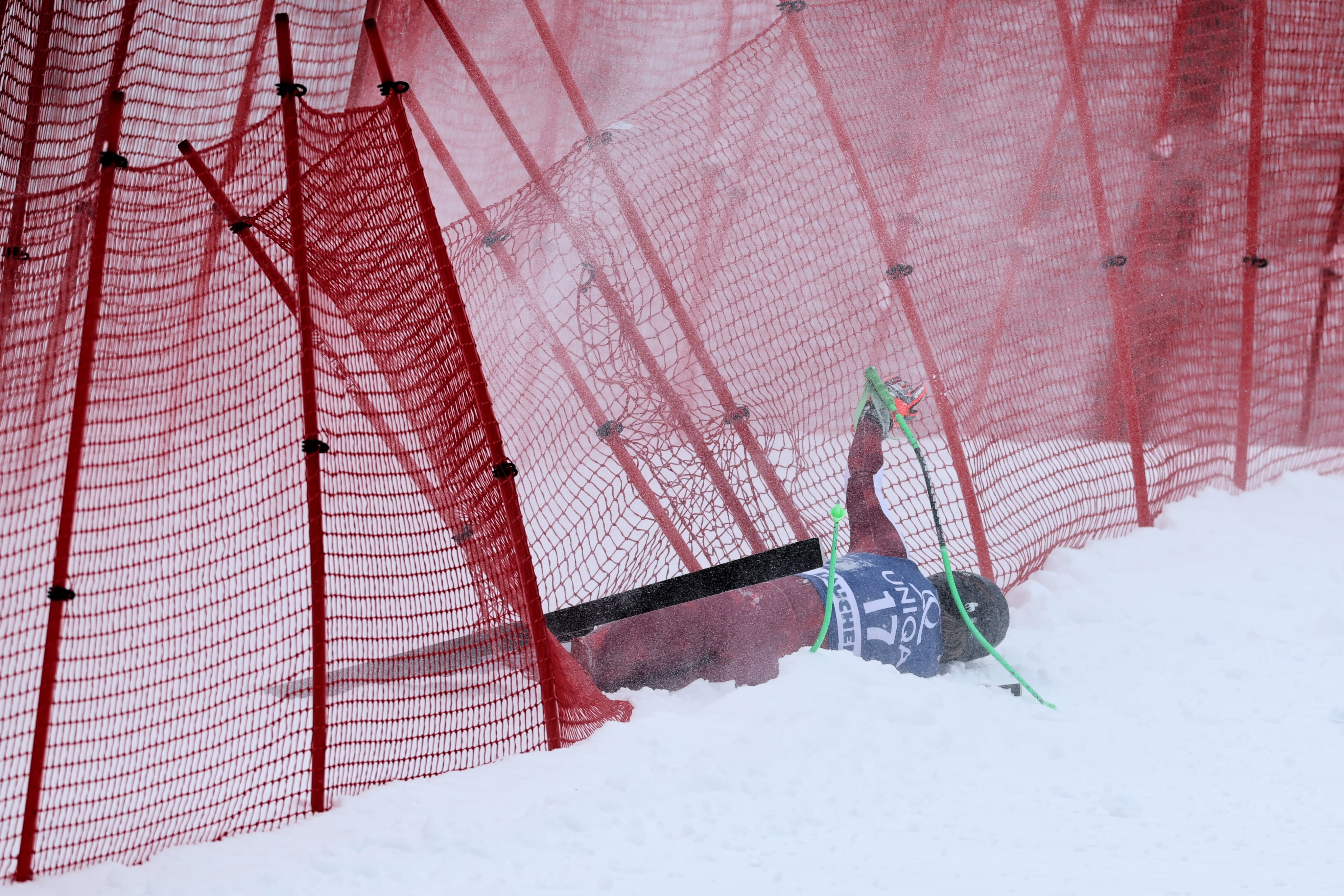 El momento donde Egger levanta uno de sus brazos y tranquiliza al público (Crédito: AP/Marco Trovati)