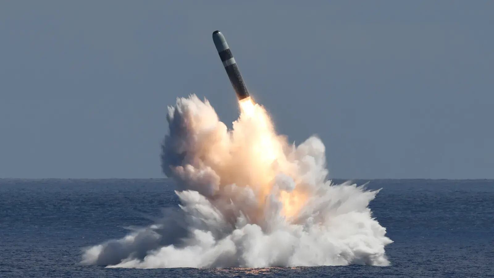 Los misiles Trident II D5LE, capaces de transportar ocho ojivas nucleares cada uno, fueron sometidos a pruebas para revisar su fiabilidad y precisión técnica (Marina de Estados Unidos)
