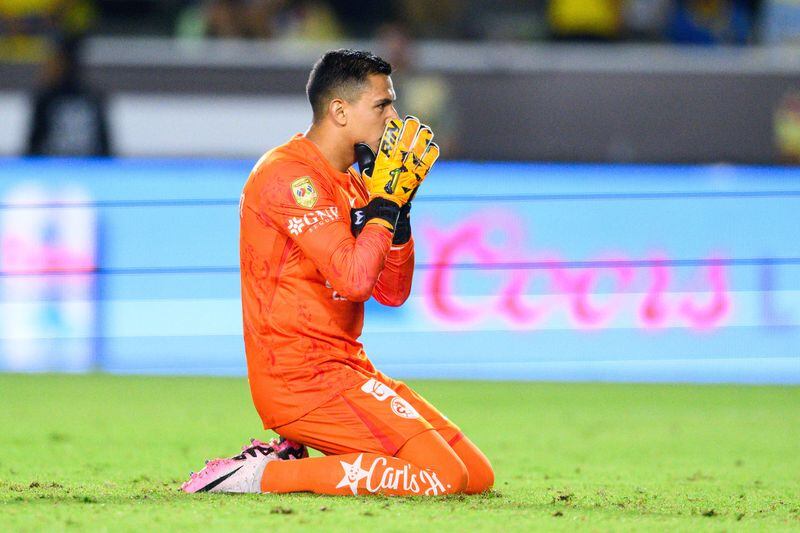 El portero Luis Ángel Malagón se lamenta tras fallar el penal que dejó fuera de la Leagues Cup al América de México. Estadio Dignity Health Sports Park, Carson, Califiornia, EEUU. 17 de agosto de 2024.CREDITO OBLIGADO USA TODAY/Kelvin Kuo
