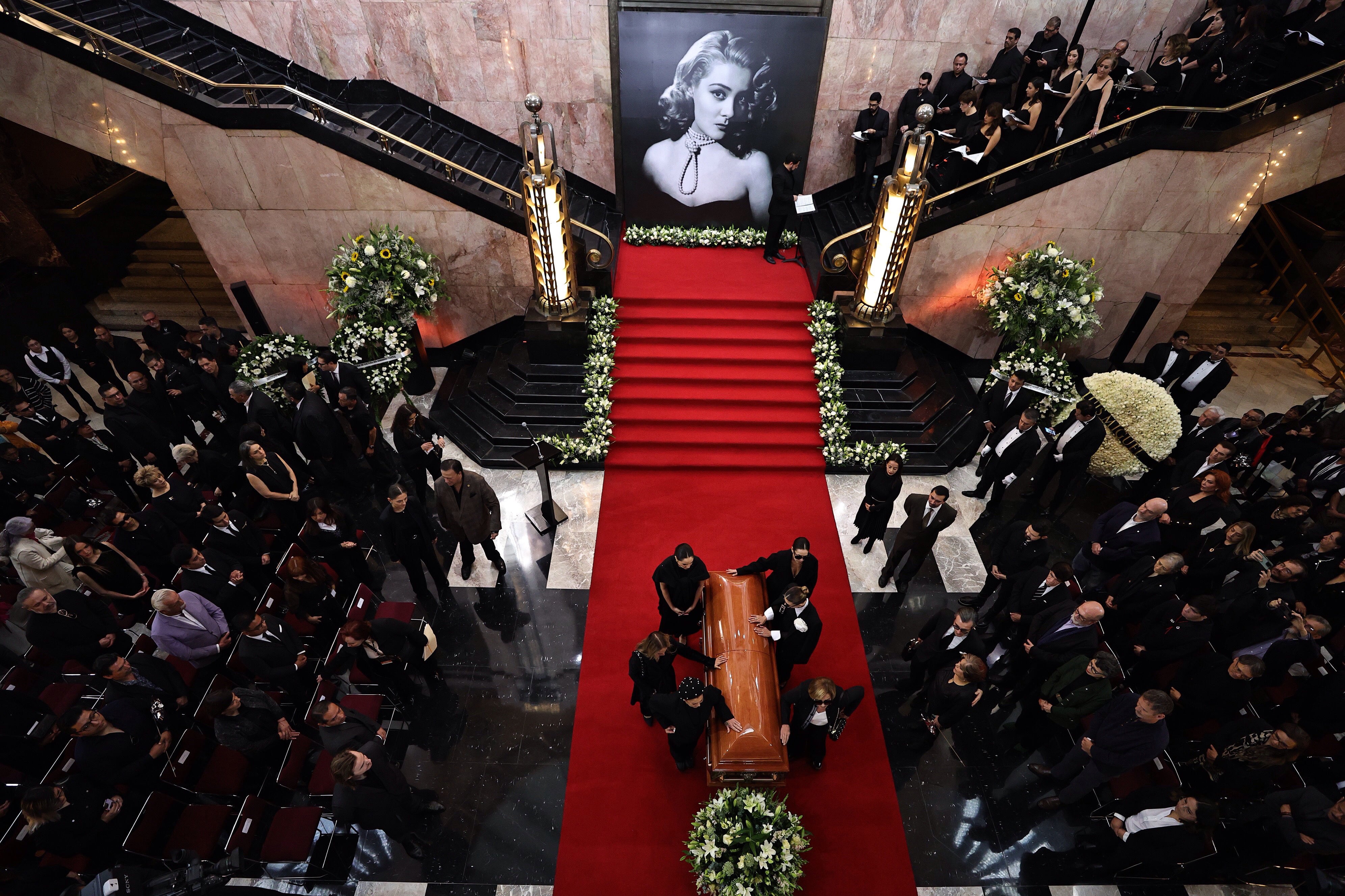 Familiares y amigos participan en el homenaje de la actriz mexicana Silvia Pinal, este sábado en el Palacio de Bellas Artes en Ciudad de México (México). EFE/ Sáshenka Gutiérrez