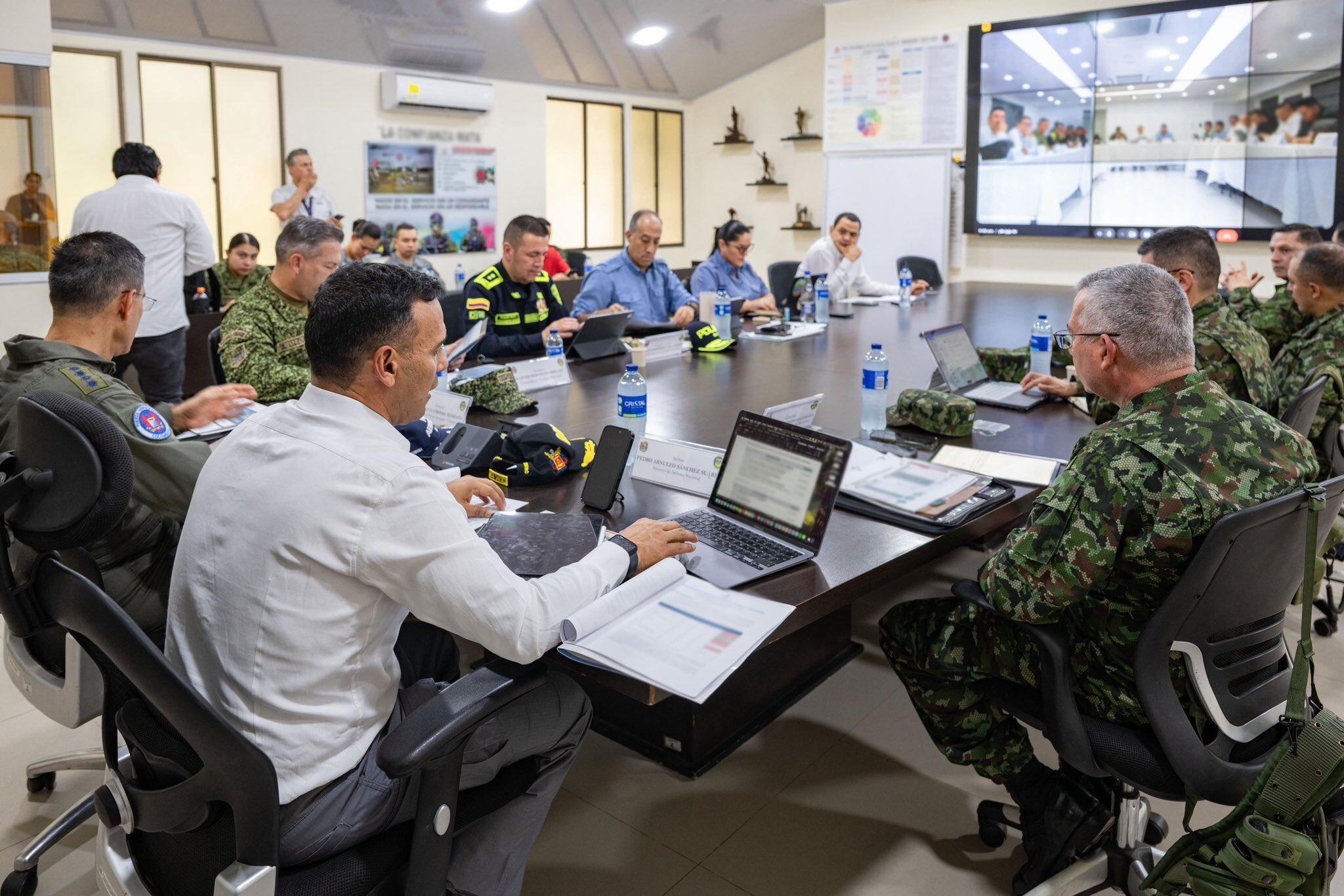 Pedro Sánchez encabezó un consejo de seguridad junto con la cúpula militar y de Policía - crédito @mindefensa/X