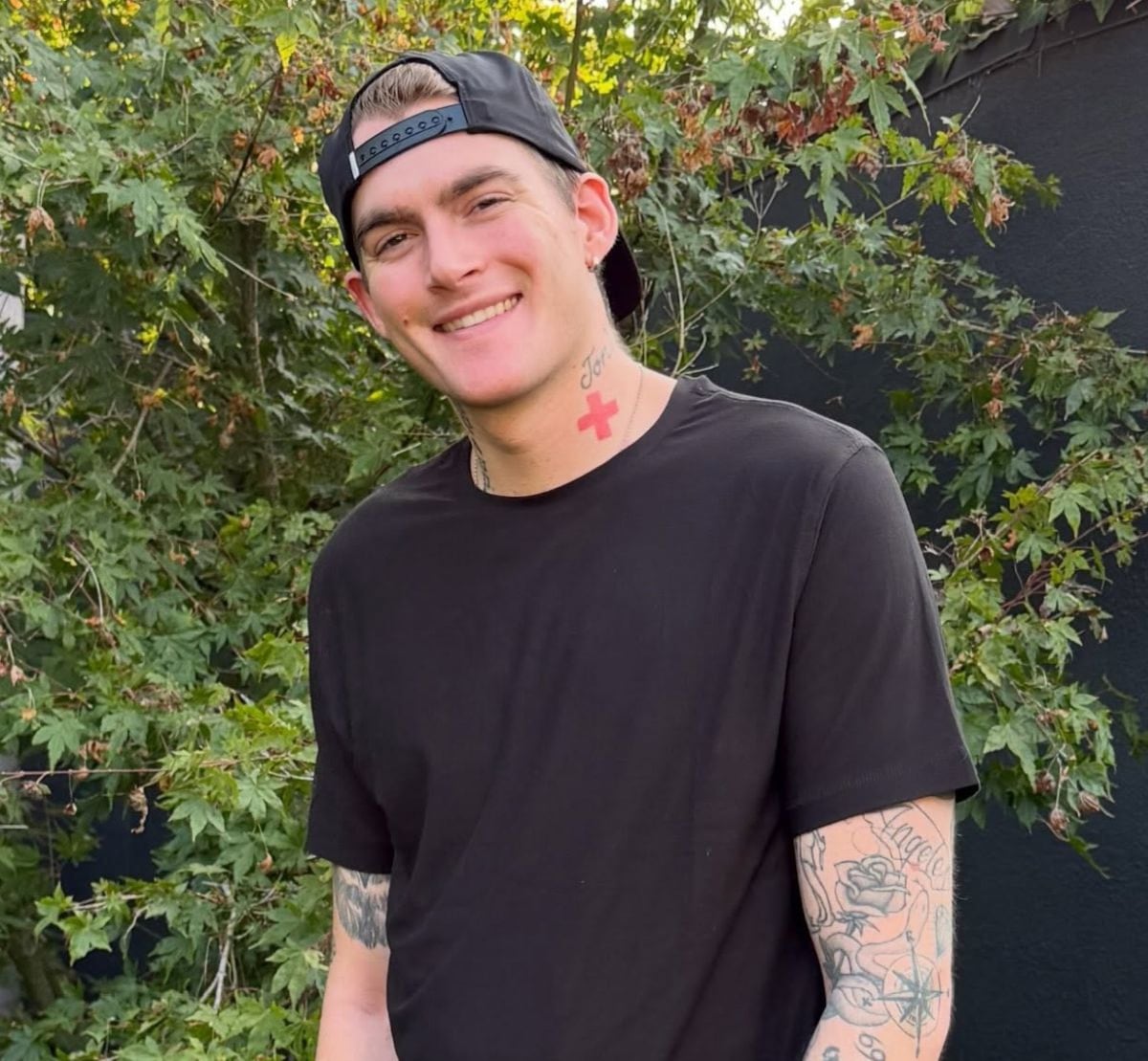 El modelo posó al aire libre con una camisa y pantalones deportivos negros en su última publicación en la red social (Instagram/@presleygerber)