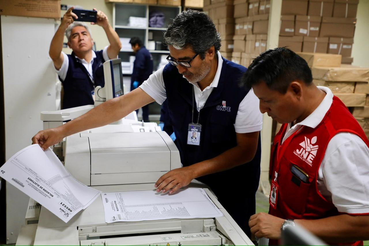Un funcionario de la ONPE retira del equipo de impresión la relación de electores para la segunda vuelta. Este documento se colocará en el ingreso a cada aula de votación para orientar a los ciudadanos el día del balotaje. (ONPE)