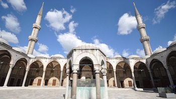 El interior de la Mezquita Azul reunió más de 20.000 azulejos de Iznik y 260 ventanas, rasgos que consolidaron su lugar en la arquitectura otomana (Wikimedia Commons)