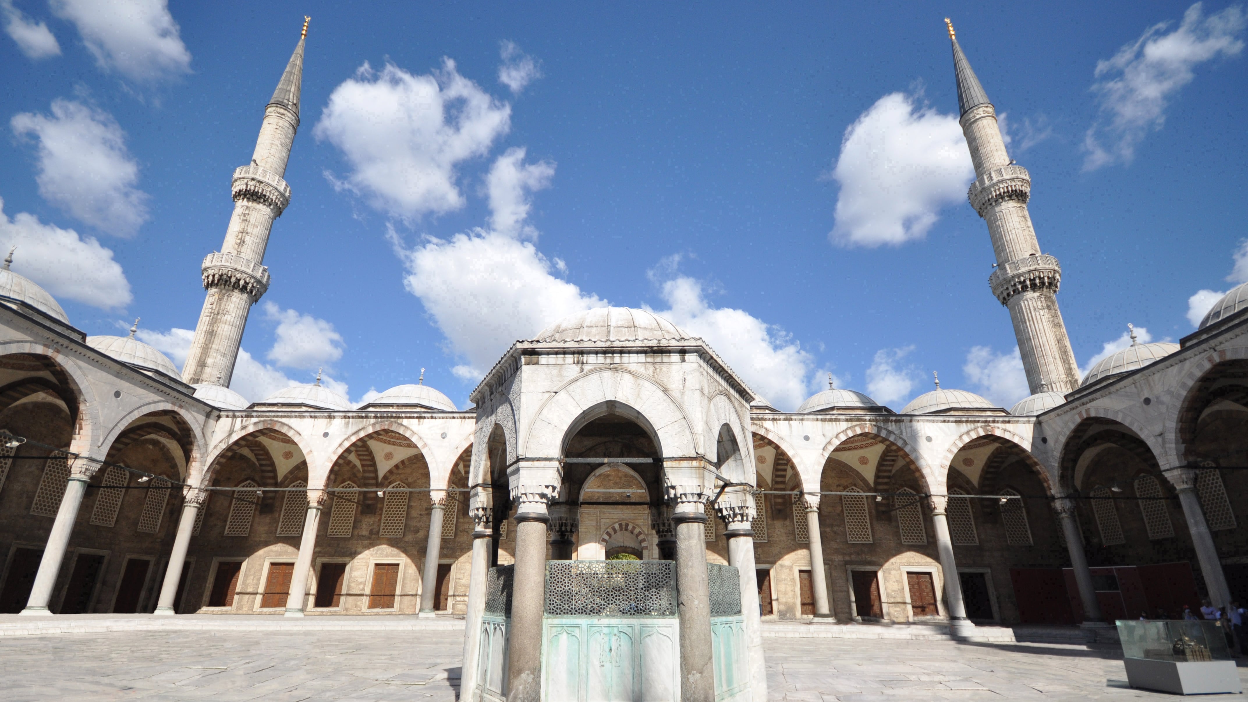 El interior de la Mezquita Azul reunió más de 20.000 azulejos de Iznik y 260 ventanas, rasgos que consolidaron su lugar en la arquitectura otomana (Wikimedia Commons)