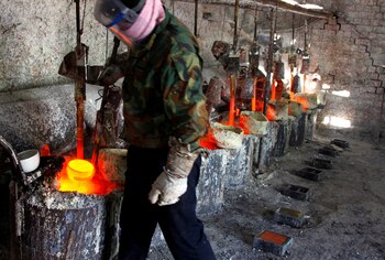 FOTO DE ARCHIVO: Un trabajador