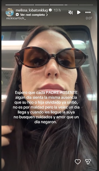 Primer plano de Melissa Lobatón Klug con gafas de sol oscuras y pelo castaño, con texto superpuesto en blanco que dice "Espero que cada PADRE AUSENTE..."