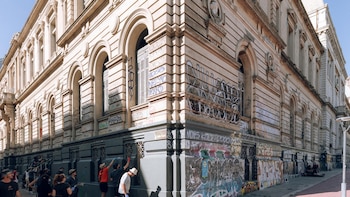 Una patrulla anti grafiti busca