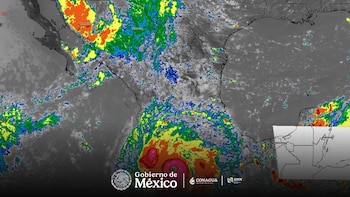 Mapa satelital de México con patrones de nubosidad de colores rojo, naranja, amarillo y verde sobre el océano Pacífico y el territorio nacional