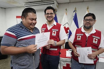 La entrega de diplomas representa el cierre de ocho semanas de capacitación dirigida a personas con discapacidad visual.