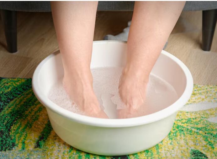 Calentar los pies antes de acostarse induce somnolencia y favorece un sueño más profundo, según Harvard Health (Freepik)