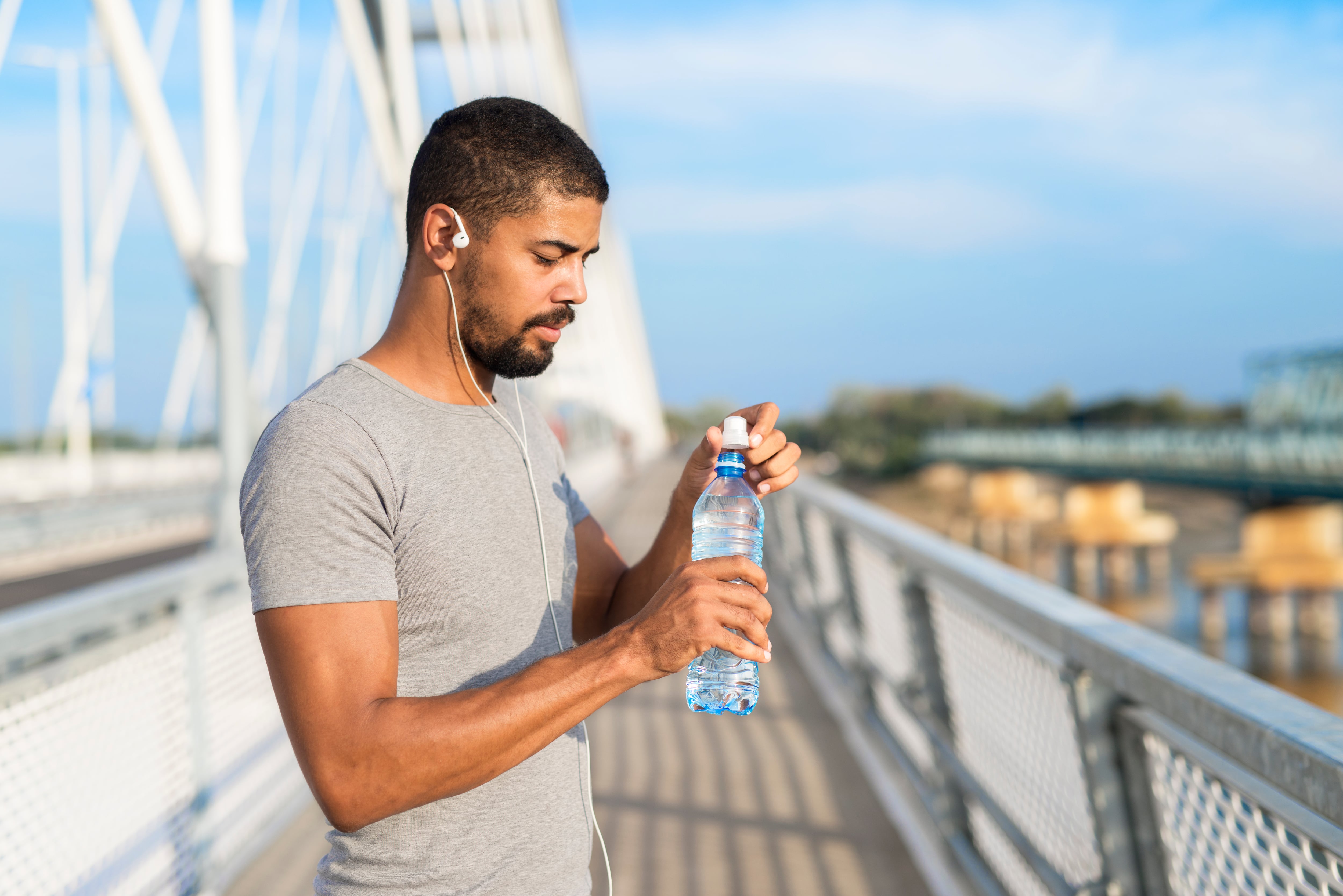 La cantidad de agua diaria recomendada depende de múltiples factores. (Magnific)