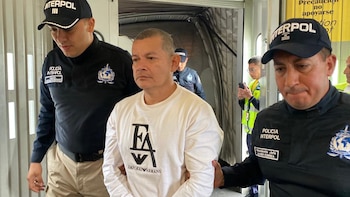 Extraditaron desde Venezuela a exjefe paramilitar colombiano tras años de evadir a la justicia: cumplirá condena por crímenes de lesa humanidad