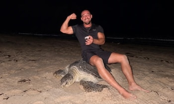 Vadym Oleynik, influencer, genera indignación tras molestar a tortugas marinas en una playa de Ucrania