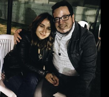 La mujer sigue trabajando por