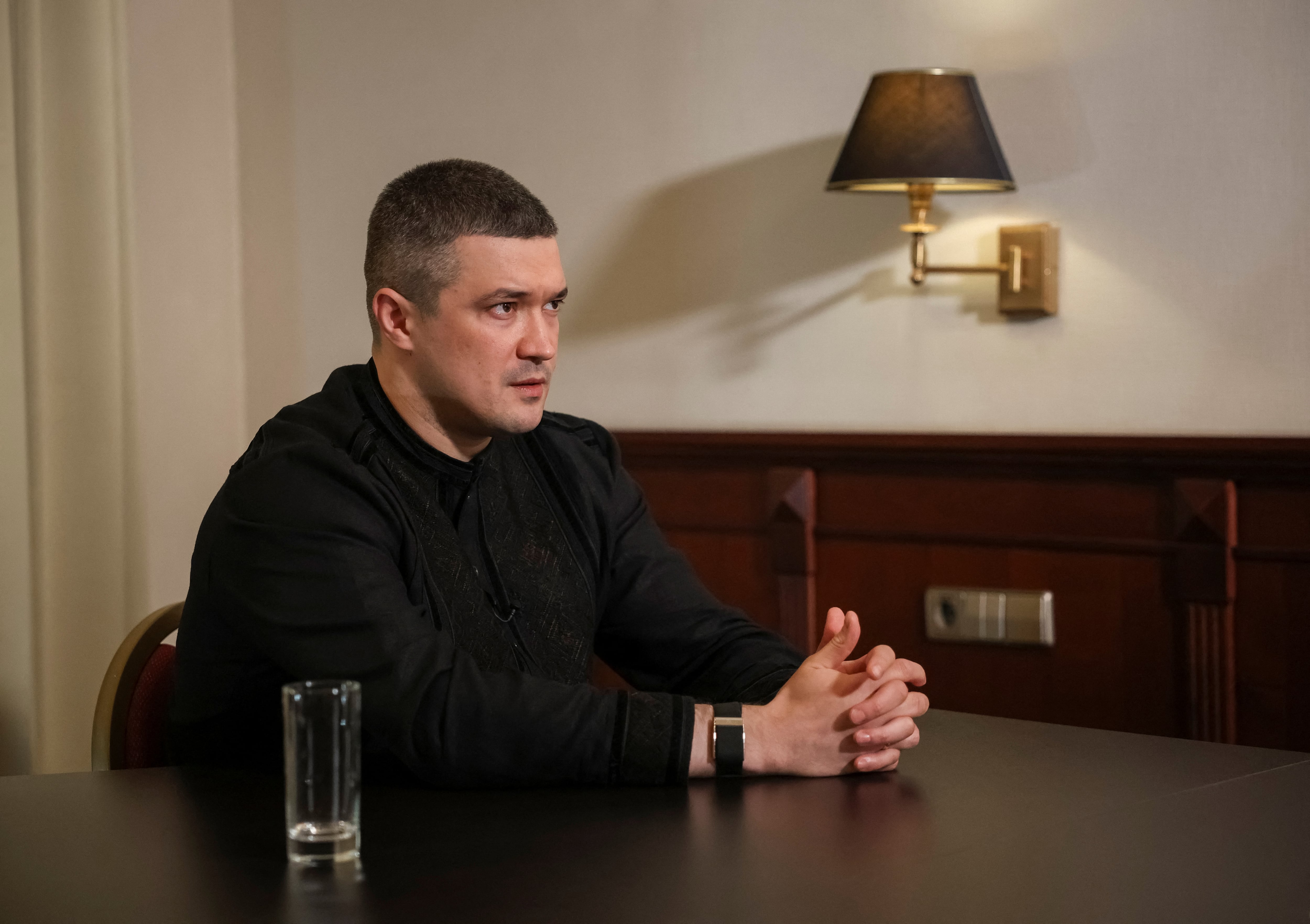 El exministro de Defensa de Ucrania, Mykhailo Fédorov, habla durante una entrevista con Reuters, en medio del ataque ruso contra Ucrania, en Kiev, Ucrania, el 24 de agosto de 2026. REUTERS/Anatolii Stepanov