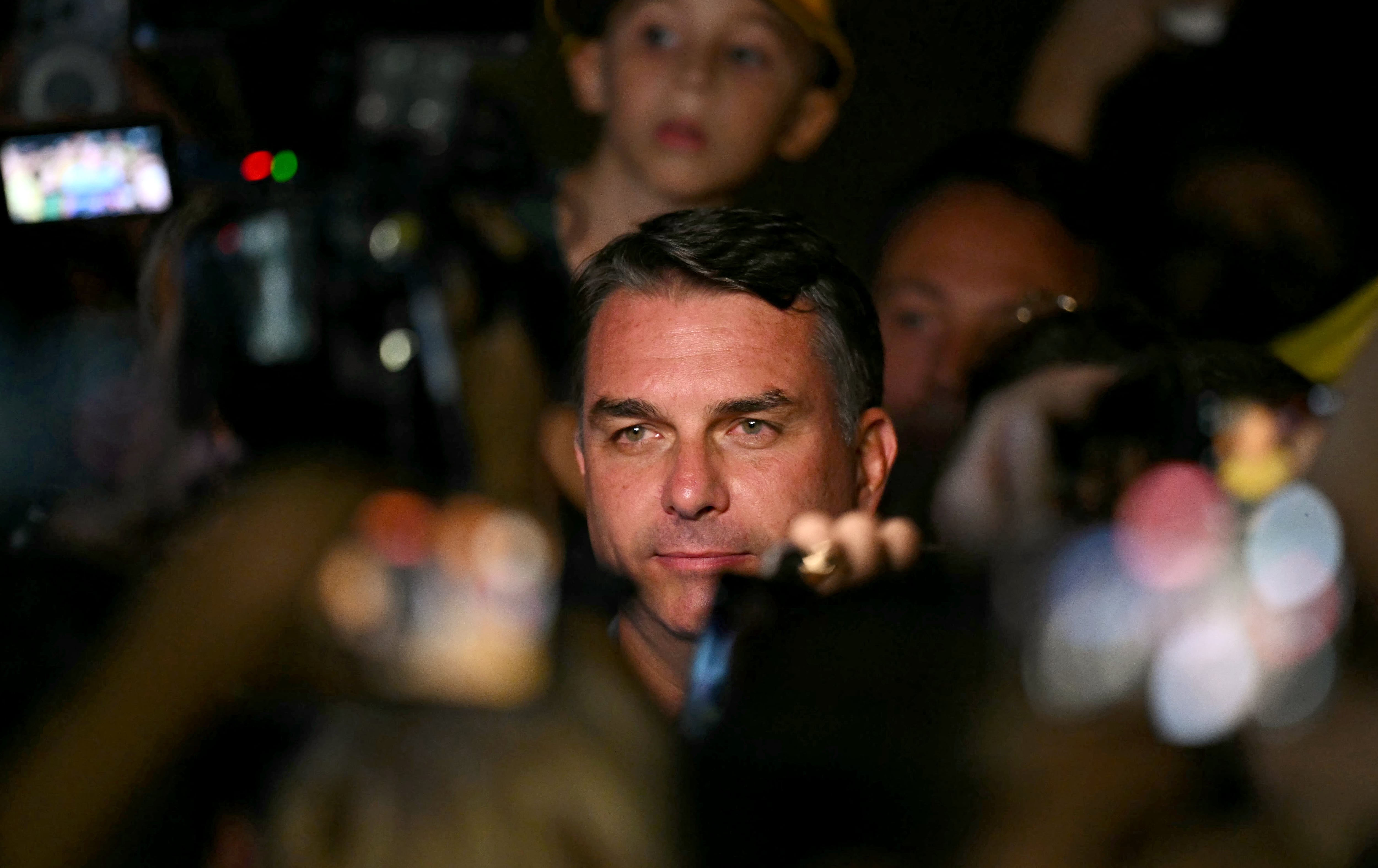 Flávio Bolsonaro dijo que está “muy contento” con el resultado de la primera vuelta: “Brasil quiere un cambio” (AFP)
