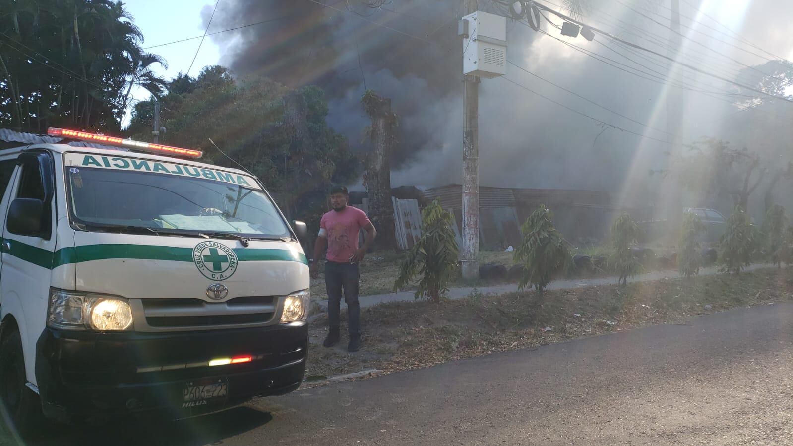 El Cuerpo de Bomberos de El Salvador desplega operativos en zonas como Mejicanos para contener las llamas. (Cortesía: Cruz Roja El Salvador)