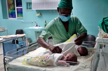 Un estudio de 2018 analizó la relación entre el registro de muertes fetales y fallecimientos neonatales tempranos en el sistema sanitario. (EFE/ Ernesto Mastrascusa)