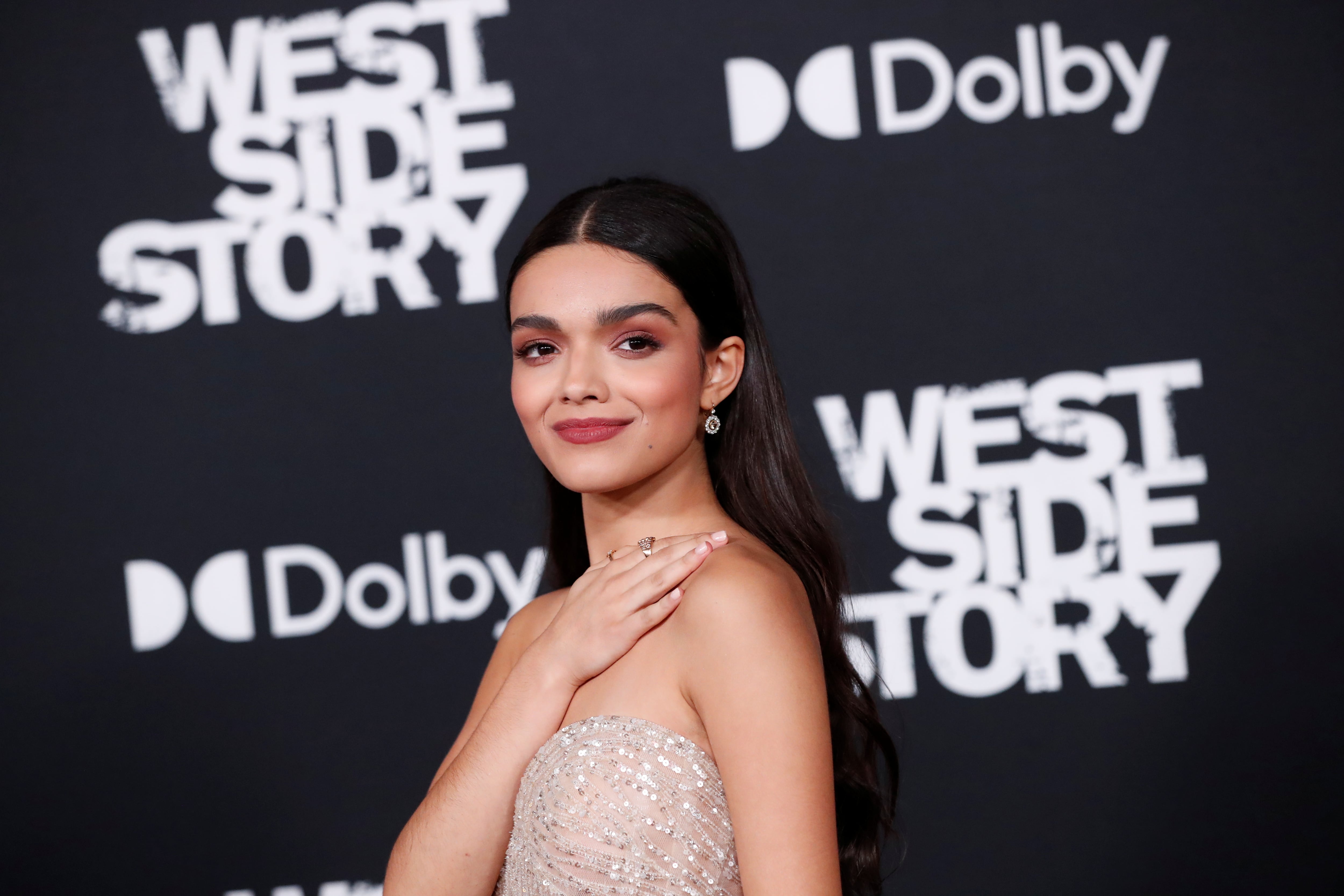 Rachel Zegler comparte experiencias sobre la presión mediática y la representación en Hollywood