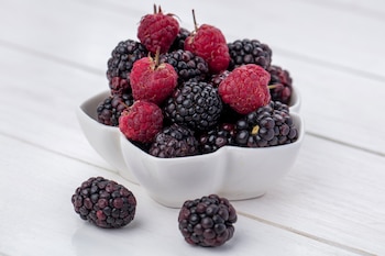 Un cuenco de moras (Magnific)