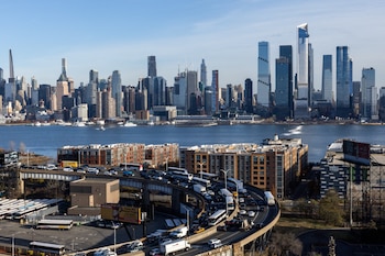 Los autobuses que cruzan el Lincoln Tunnel hacia Manhattan comenzaron a utilizar una ruta alternativa para ingresar a la Port Authority Bus Terminal (REUTERS/Eduardo Munoz)