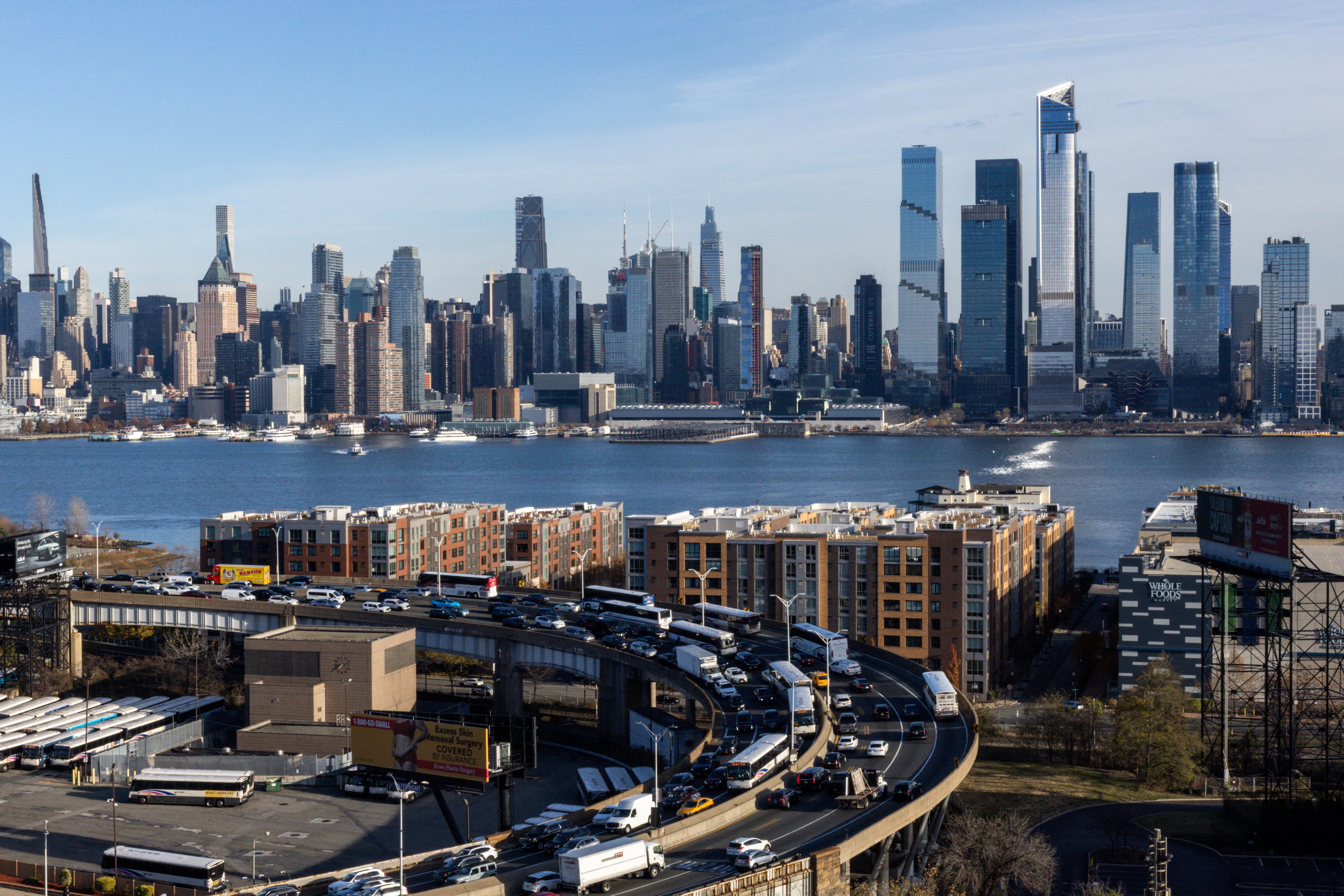 Los autobuses que cruzan el Lincoln Tunnel hacia Manhattan comenzaron a utilizar una ruta alternativa para ingresar a la Port Authority Bus Terminal (REUTERS/Eduardo Munoz)