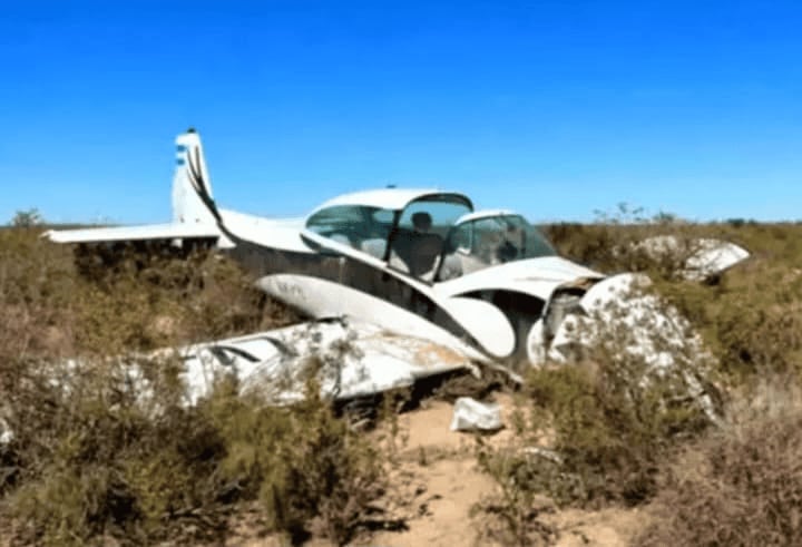 Personal de emergencia asistió a los tres tripulantes, quienes permanecieron lúcidos tras el aterrizaje forzoso en Río Negro