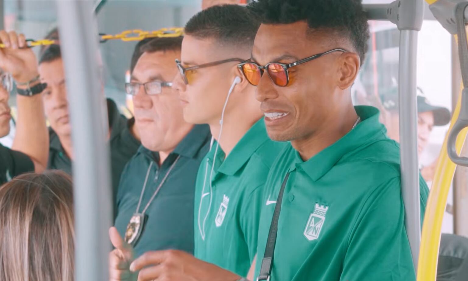 Dicha persona, que es señalada como el escolta de James Rodríguez, apareció en el mismo bus junto a los jugadores en Bogotá - crédito Atlético Nacional
