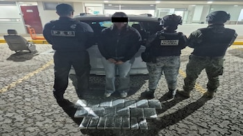 Detienen a mujer estadounidense en Guanajuato que viajaban con menores de edad y paquetes de cocaína