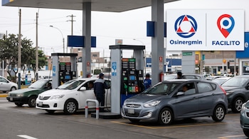 Automóviles alineados frente a surtidores de gasolina junto a un recuadro superior con los logotipos de Osinergmin y Facilito.
