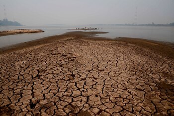 Vista del r�o Paraguay en Asunci�n (Paraguay) en octubre de 2020, en su nivel hist�rico m�s bajo, tras varios meses de precipitaciones escasas. EFE/Nathalia Aguilar/Archivo