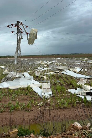 Tres personas han fallecido este viernes en el derrumbe de una nave industrial del término municipal de Coria del Río (Sevilla), en el conocido como Cortijo El Sequero. (EFE/Diputación Sevilla)
