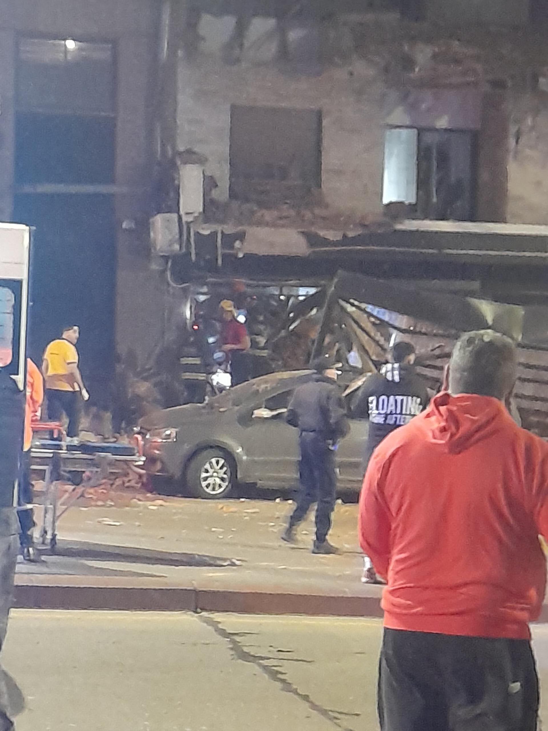 El derrumbe dejó un muerto y varios heridos tras colapsar el techo del primer piso de un edificio sobre un bar
