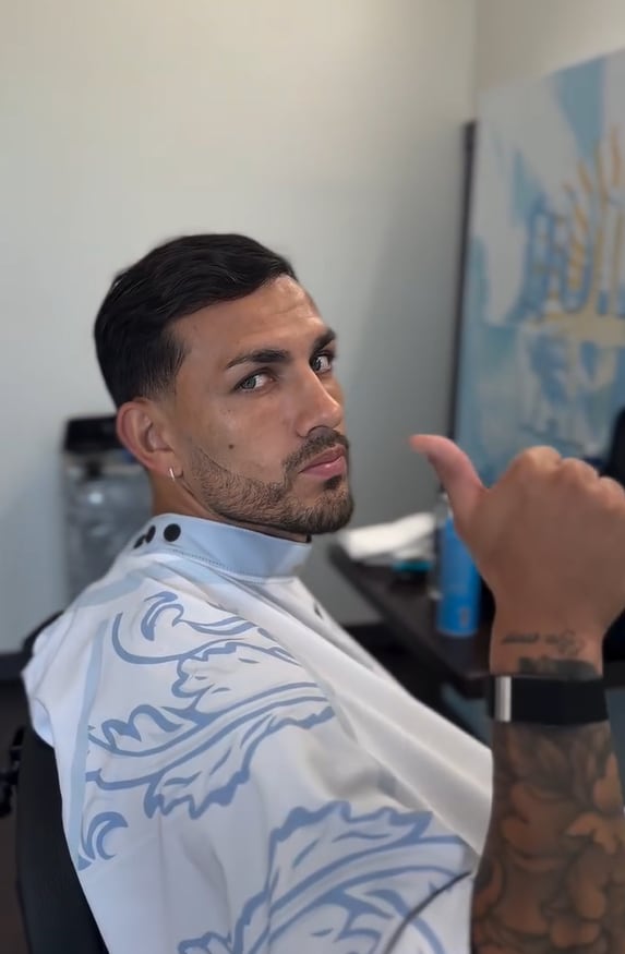 Leandro Paredes aprobó su corte con el pulgar arriba, un low fade con raya perfilada en el lado izquierdo y barba tupida delineada