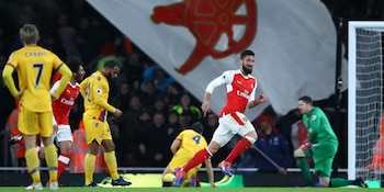 Olivier Giroud sale a festejar tras marcar su gol de taco (PL)