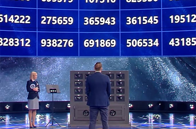 Nelson Dellis bate el récord mundial Guinness al abrir 19 cajas fuertes consecutivas en el programa 'Lo Show dei Record' en Milán (Créditos: Guinness World Records)