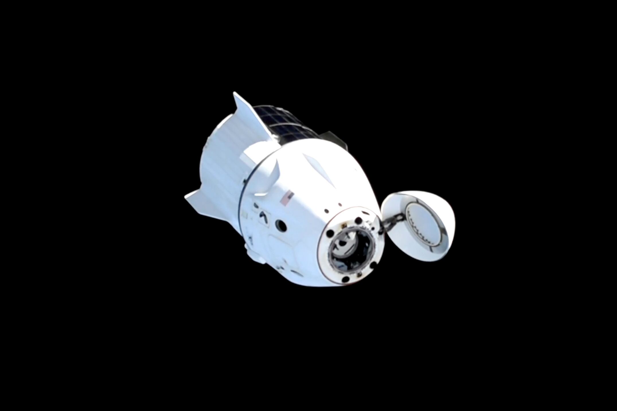 En esta imagen, tomada de un video de la NASA, se muestra la cápsula de SpaceX en la que viajan los astronautas de la NASA Suni Williams, Butch Wilmore y Nick Hague, y el cosmonauta ruso Alexander Gorbunov, tras desanclarse de la Estación Espacial Internacional, el 18 de marzo de 2025. (NASA vía AP)