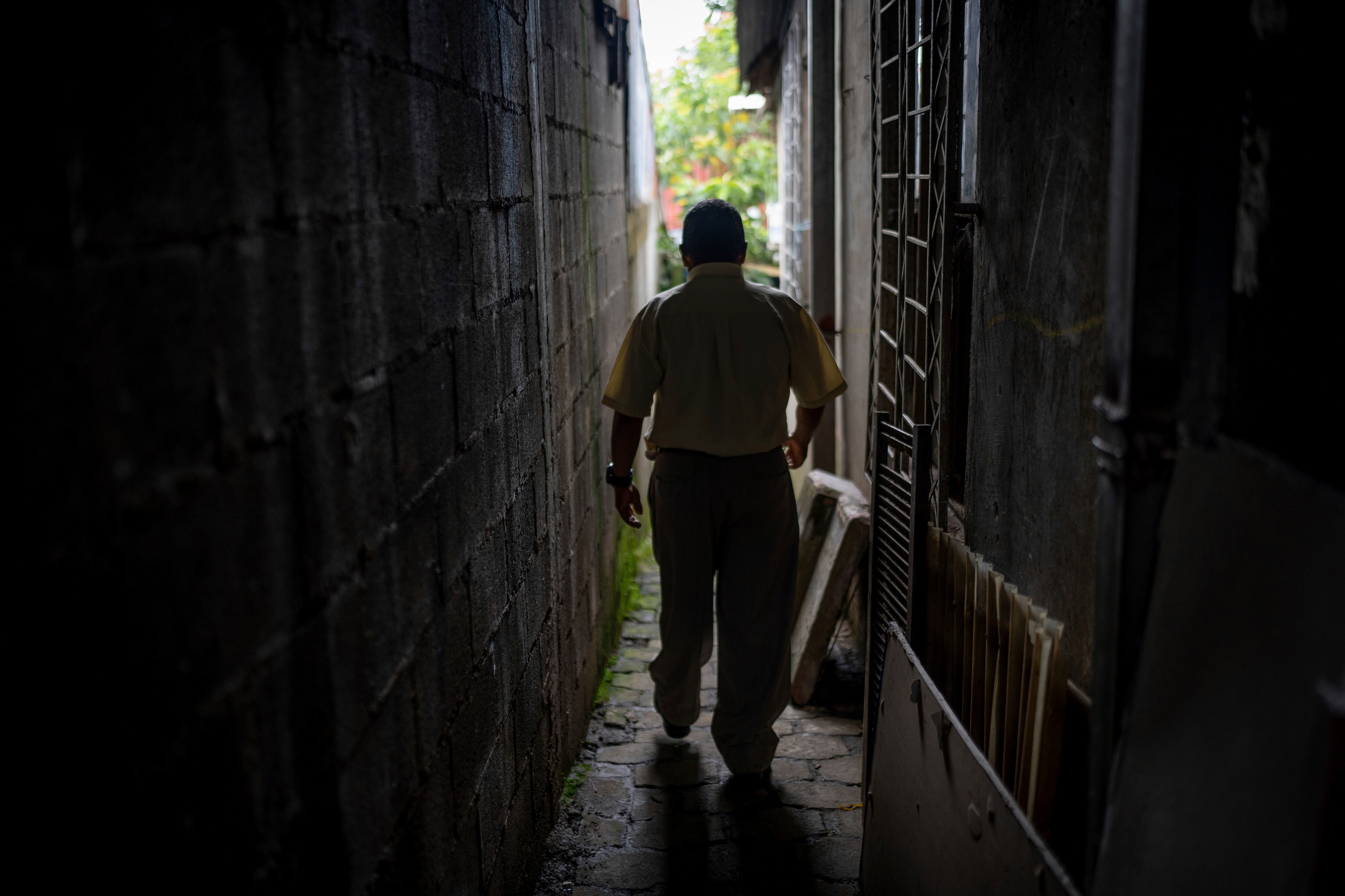 El exiliado nicaragüense llega caminando a la habitación que alquila en San José, Costa Rica, el domingo 22 de septiembre de 2024 (AP Foto/Carlos Herrera)