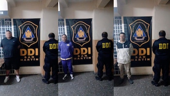 Tres imágenes de hombres con rostros pixelados junto a un agente de espaldas con campera con la sigla DDI frente a un cartel institucional