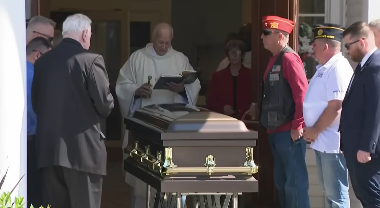 Durante la misa, el oficiante compartió detalles personales del fallecido, generando sonrisas en la iglesia (@7NEWS Boston)